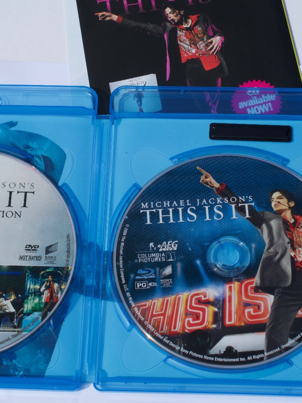Michael Jackson's This Is It Blu-ray Plus Bonus Disk/DVD Photo Collection